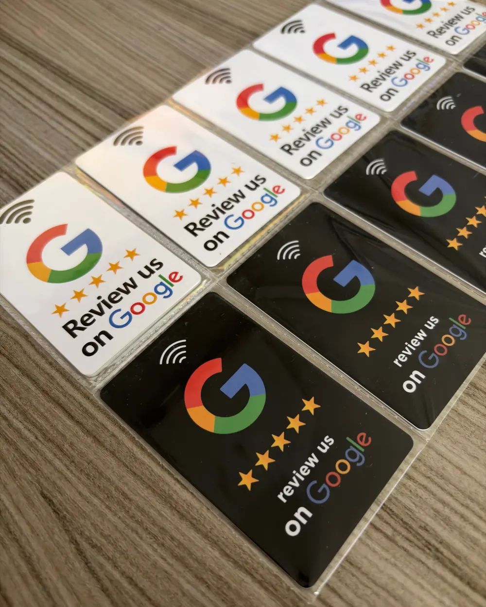 Carduri Taps pentru recenzii Google, albe și negre