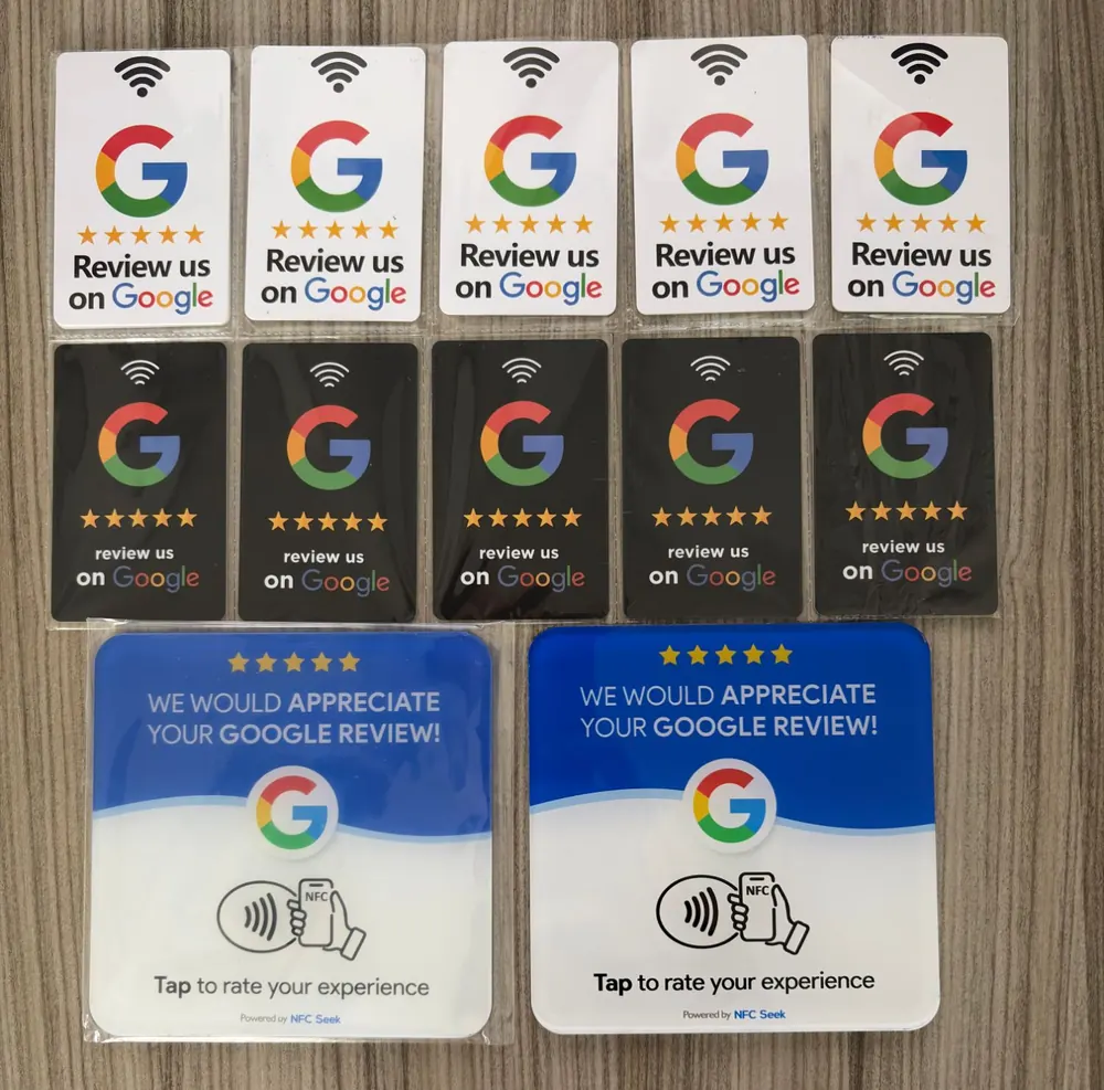 Carduri NFC albe și negre și carduri de tejghea